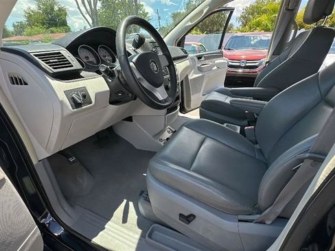 Used 2010 Volkswagen Routan SE FWD image 21