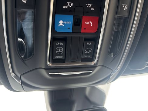 New 2025 Jeep Grand Cherokee 4WD image 18