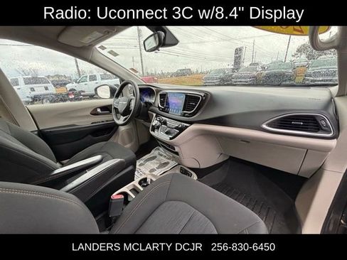 Used 2017 Chrysler Pacifica Touring image 9