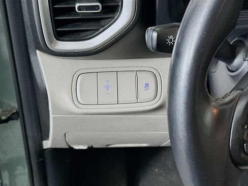 Used 2025 Hyundai Venue SEL FWD image 17