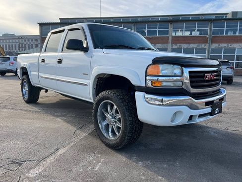 Used 2004 GMC Sierra 2500 SLE w/ Heavy-Duty Power Package AWD/4WD image 2