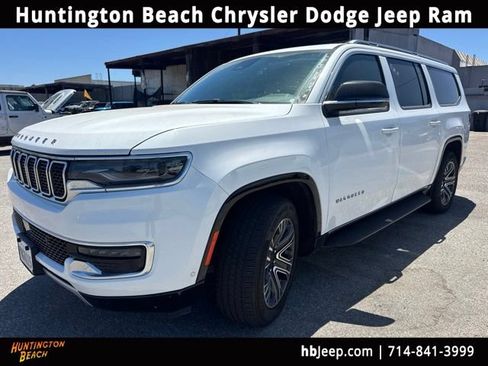 Used 2024 Jeep Wagoneer L Series II w/ Flexible Seating Group RWD image 1