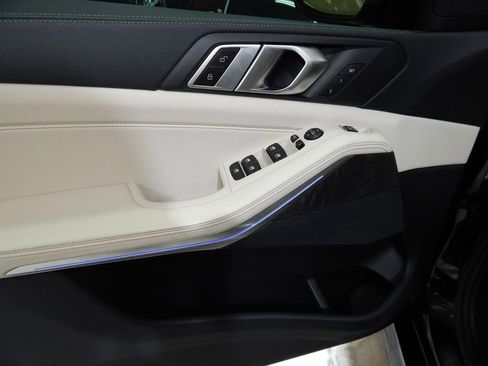 Used 2021 BMW X5 xDrive40i w/ M Sport Package AWD/4WD image 13