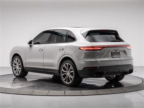 Used 2023 Porsche Cayenne Platinum Edition image 3