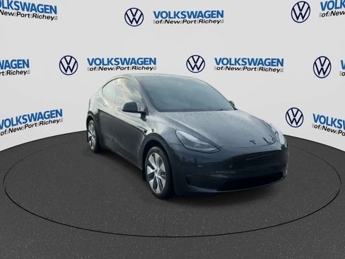 Used 2024 Tesla Model Y Long Range AWD/4WD image 2