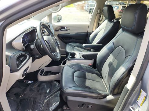Certified 2021 Chrysler Pacifica Touring-L image 15