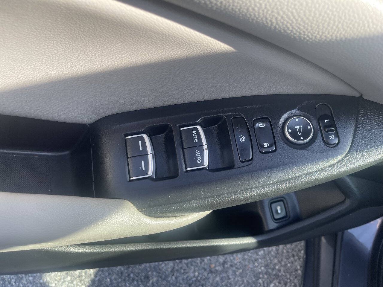 Used 2018 Honda Accord LX image 11