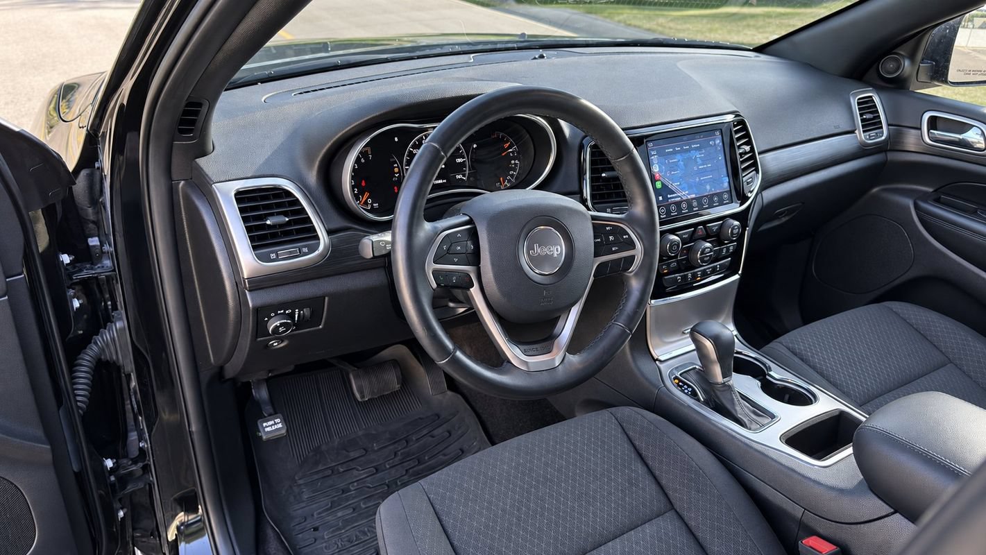 Used 2019 Jeep Grand Cherokee Laredo w/ 18" Wheel & 8.4" Radio Group AWD/4WD image 12