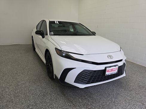 Used 2025 Toyota Camry SE w/ Convenience Package FWD image 3