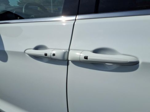 Used 2023 Chrysler Pacifica Touring-L FWD image 16