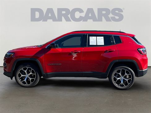 Used 2024 Jeep Compass Latitude image 4