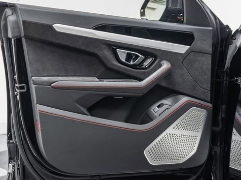 Used 2021 Lamborghini Urus AWD/4WD image 42