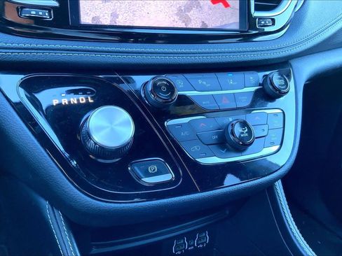 Used 2025 Chrysler Pacifica Limited image 34