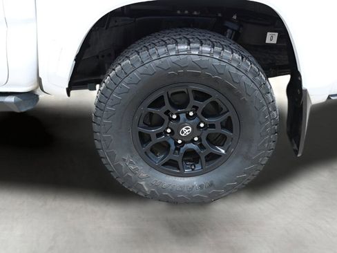Used 2020 Toyota Tacoma SR5 RWD image 9