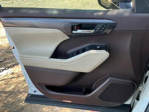 Used 2022 Toyota Highlander Platinum FWD image 13