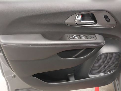 Used 2025 Chrysler Pacifica Select image 24