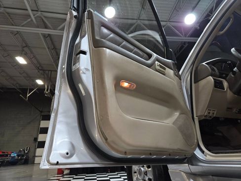 Used 2002 Toyota Land Cruiser image 80