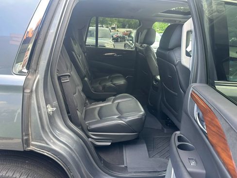 Used 2019 Cadillac Escalade Luxury AWD/4WD image 18