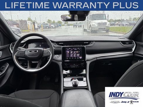 Used 2025 Jeep Grand Cherokee Laredo AWD/4WD image 10