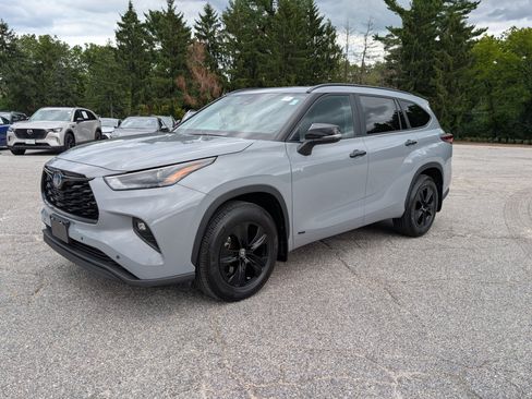 Used 2024 Toyota Highlander XLE AWD/4WD image 7