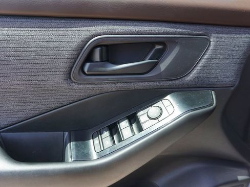 Used 2023 Nissan Rogue S image 4