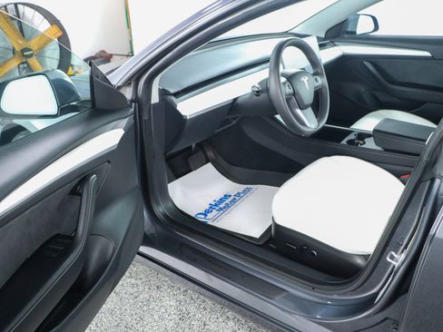 Used 2023 Tesla Model 3 Standard Range RWD image 3