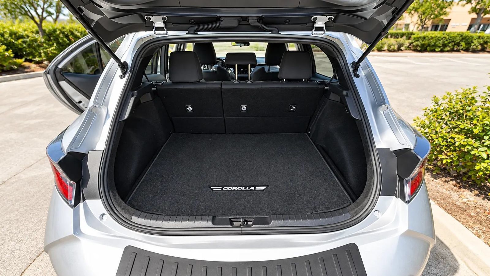 Used 2021 Toyota Corolla SE w/ Carpet Mat Package (TMS) FWD image 12