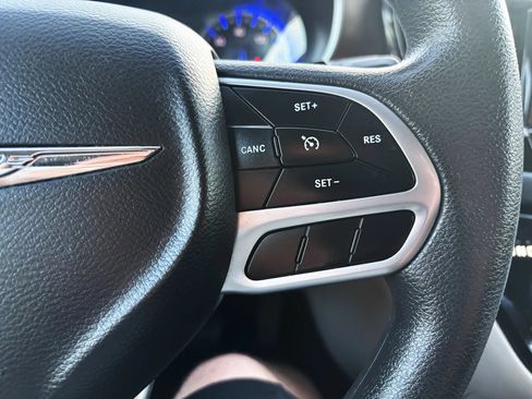 Used 2017 Chrysler Pacifica Touring Plus w/ Tire & Wheel Group FWD image 19
