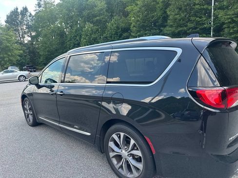 Used 2017 Chrysler Pacifica Limited FWD image 3
