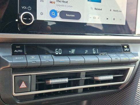 Used 2025 Toyota Camry SE FWD image 15