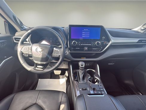 Used 2023 Toyota Highlander Platinum FWD image 14
