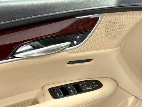 Used 2017 Cadillac XT5 Luxury w/ Driver Awareness Package FWD image 16