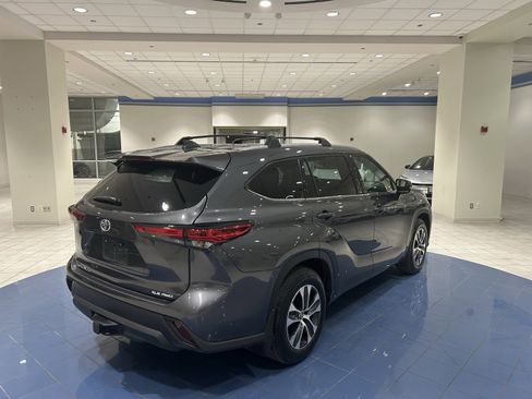 Used 2022 Toyota Highlander XLE image 4