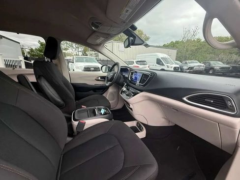 Used 2017 Chrysler Pacifica Touring Plus w/ Tire & Wheel Group FWD image 21