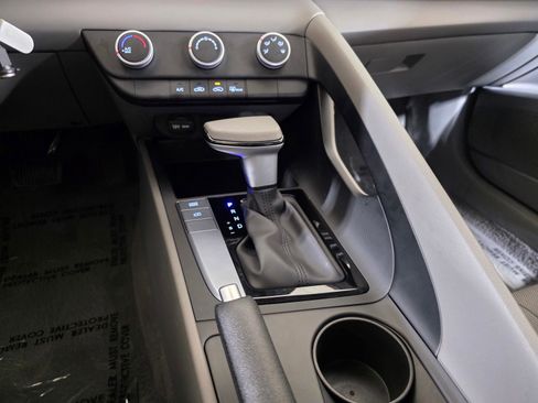 Certified 2025 Hyundai Elantra SE image 27
