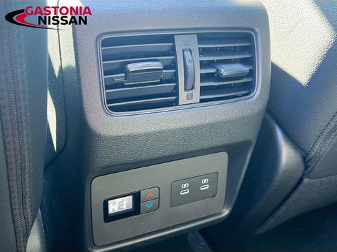 Used 2024 Nissan Rogue SL w/ SL Premium Package image 35