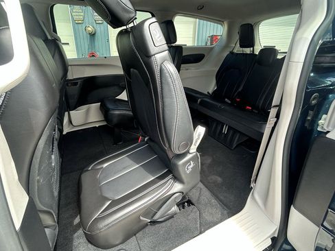 Used 2023 Chrysler Pacifica Touring-L FWD image 23