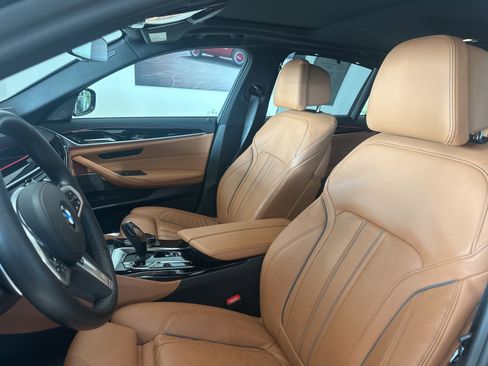 Used 2023 BMW M550i xDrive w/ Dynamic Handling Package image 41