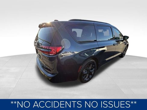 Used 2025 Chrysler Pacifica Limited image 3