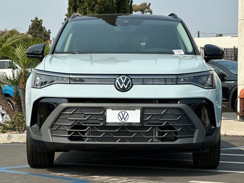 New 2025 Volkswagen Taos SE image 3