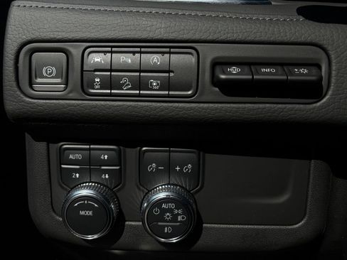 Used 2024 GMC Yukon Denali AWD/4WD image 17