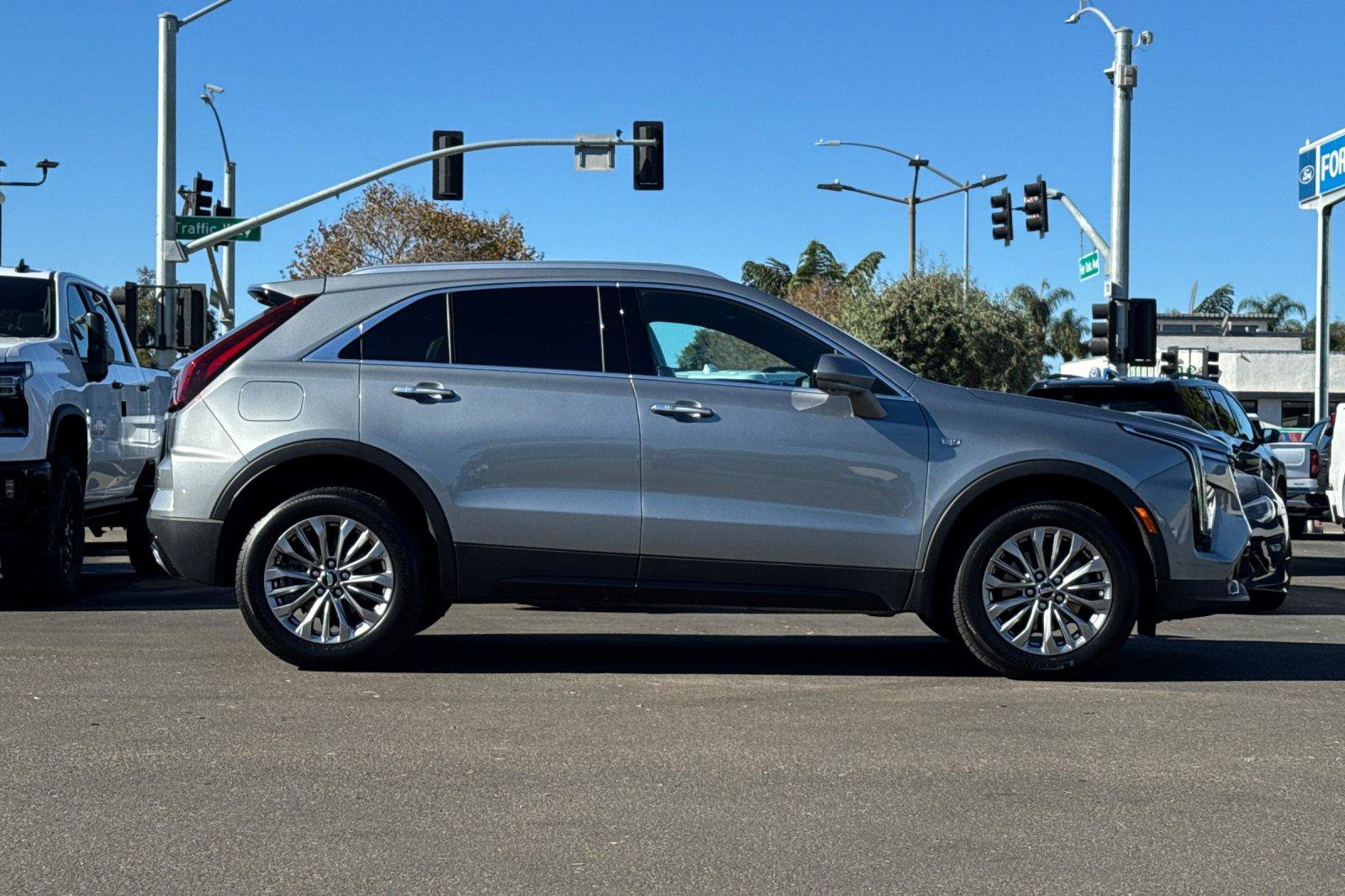 Used 2025 Cadillac XT4 Premium Luxury FWD image 4