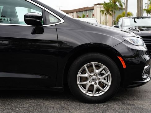 Used 2024 Chrysler Pacifica Touring-L image 8