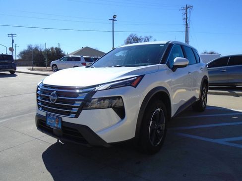 Used 2024 Nissan Rogue SV image 3