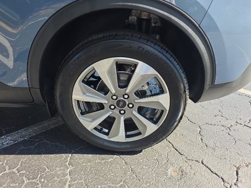 Certified 2025 Ford Escape Platinum w/ Premium Technology Package image 21