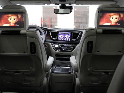 Used 2018 Chrysler Pacifica Limited w/ Advanced Safetytec Group FWD image 43
