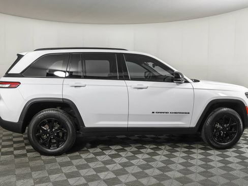 Used 2024 Jeep Grand Cherokee Altitude AWD/4WD image 12