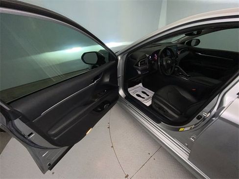 Used 2021 Toyota Camry XSE image 11