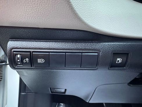 Used 2020 Toyota Corolla LE image 29