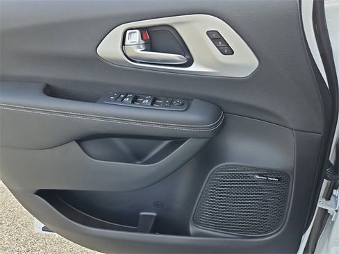 New 2026 Chrysler Pacifica Limited w/ Uconnect Theater Family Group image 13